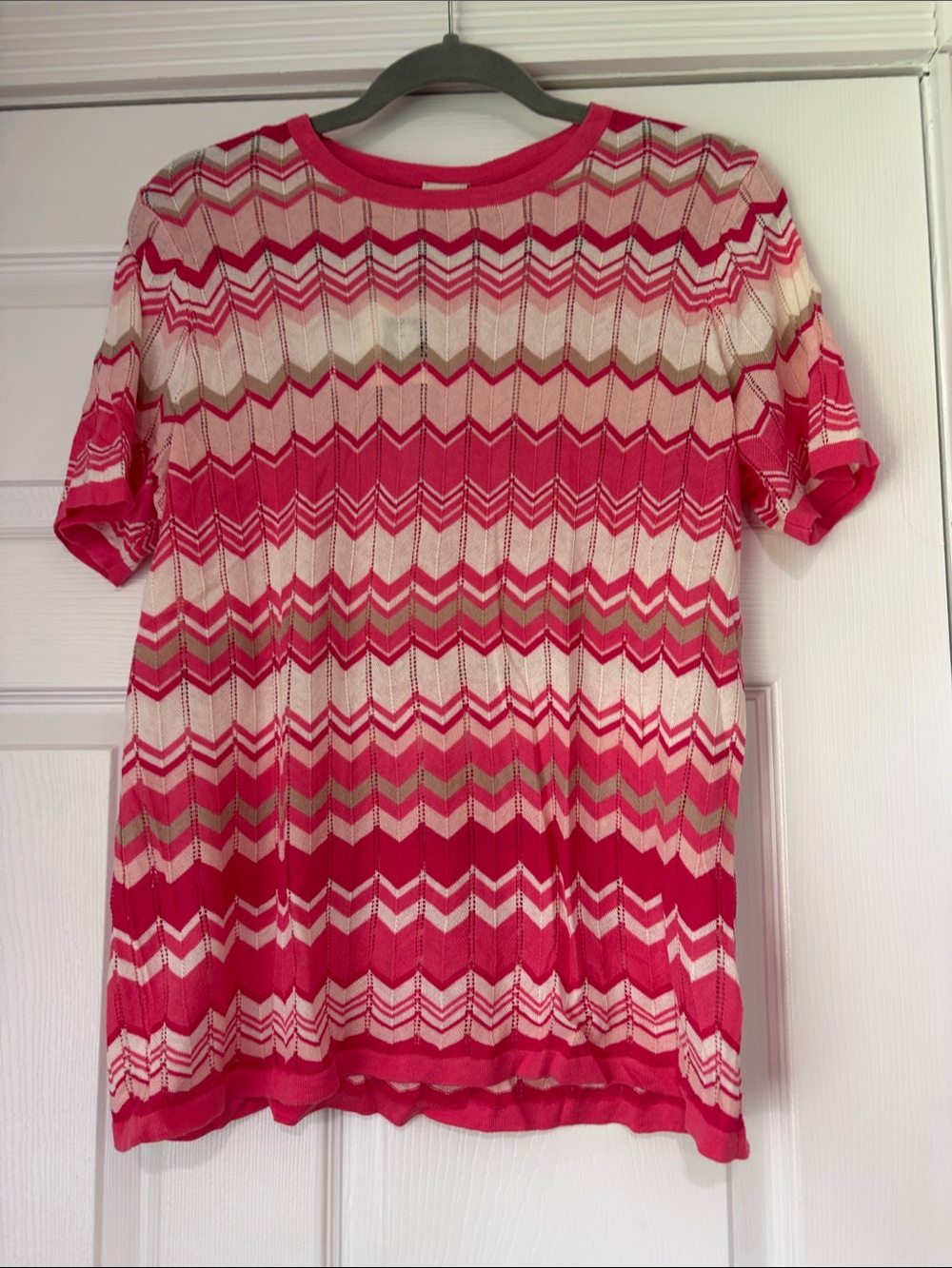 Final sale- nwt-L Anne Klein Pink and Cream Chevron Short Sleeve Knit Top